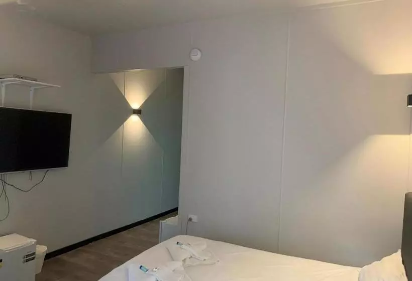 Midway Motel   Richmond