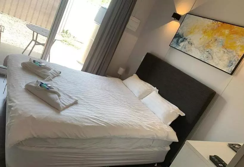 Midway Motel   Richmond