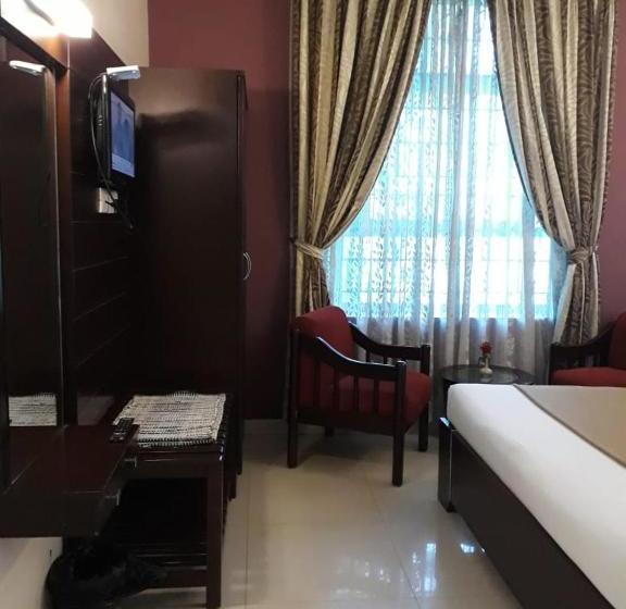 Отель Golden Larch Residency