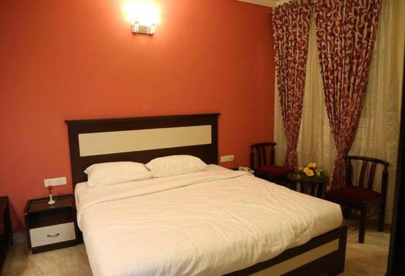 Отель Golden Larch Residency