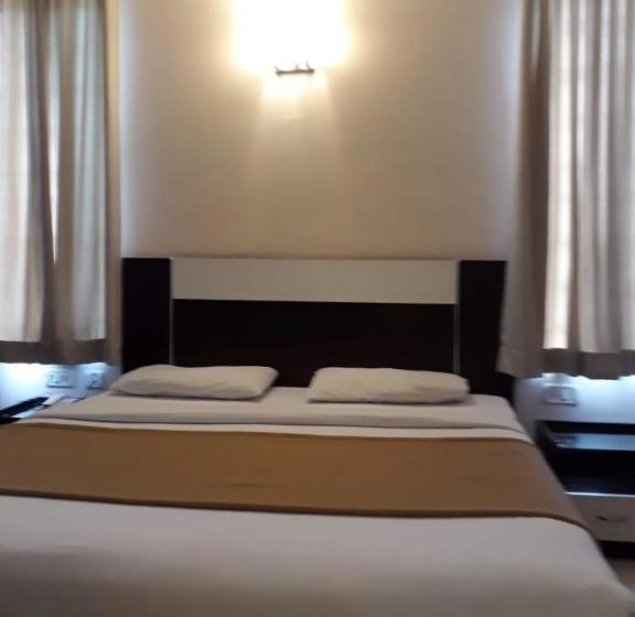 Отель Golden Larch Residency