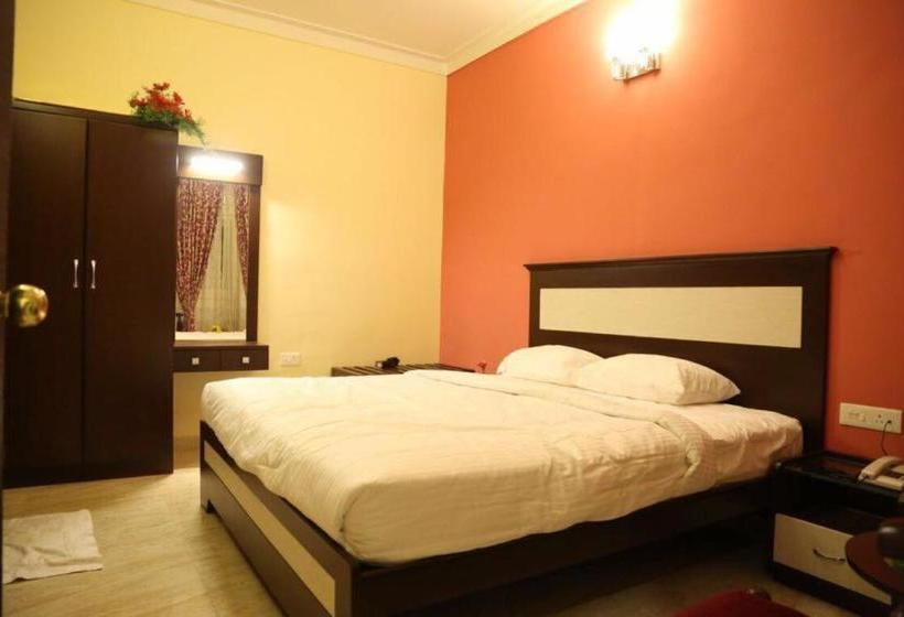 Отель Golden Larch Residency