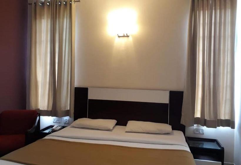 Отель Golden Larch Residency