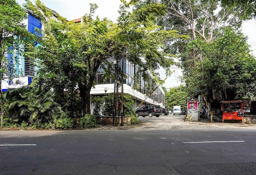 בית מלון כפרי Spot On 90147 Gosepa Ambengan Plaza