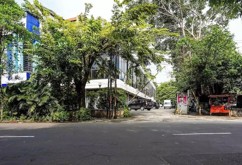ホテル Spot On 90147 Gosepa Ambengan Plaza