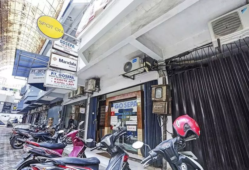 ホテル Spot On 90147 Gosepa Ambengan Plaza