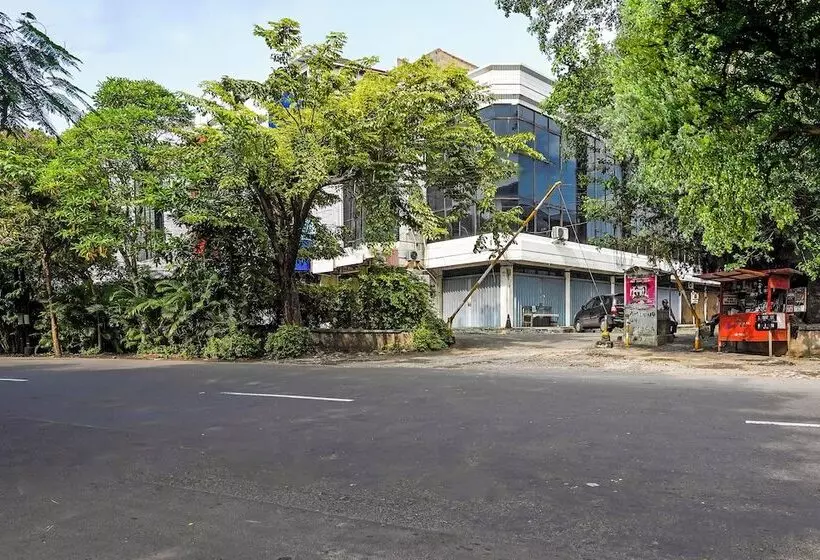 ホテル Spot On 90147 Gosepa Ambengan Plaza