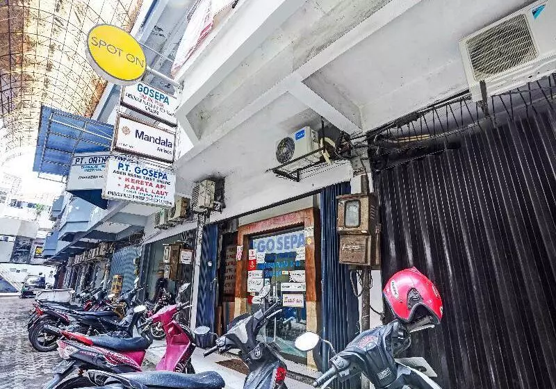 ホテル Spot On 90147 Gosepa Ambengan Plaza