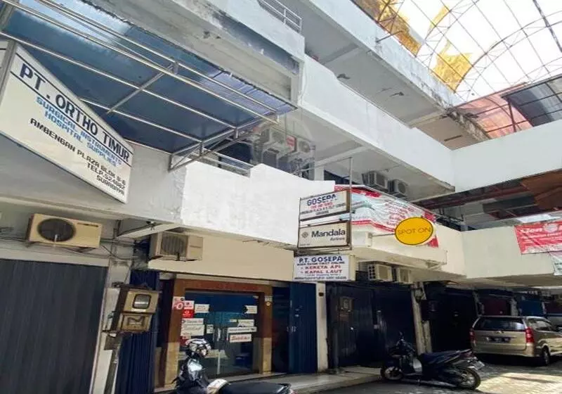 ホテル Spot On 90147 Gosepa Ambengan Plaza