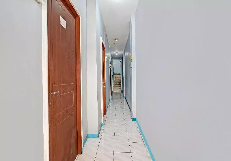 ホテル Spot On 90147 Gosepa Ambengan Plaza