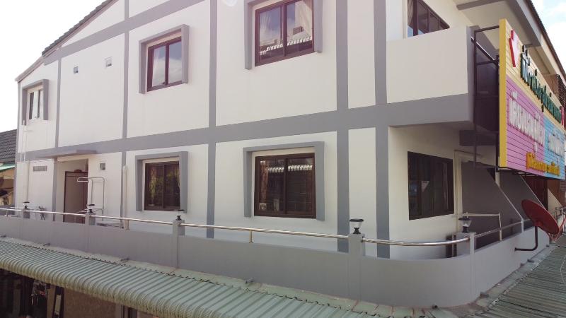 Отель Oyo 75377 Check In House