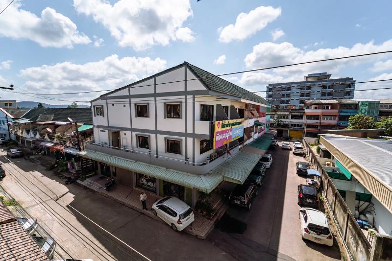 Отель Oyo 75377 Check In House