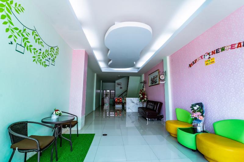 Отель Oyo 75377 Check In House