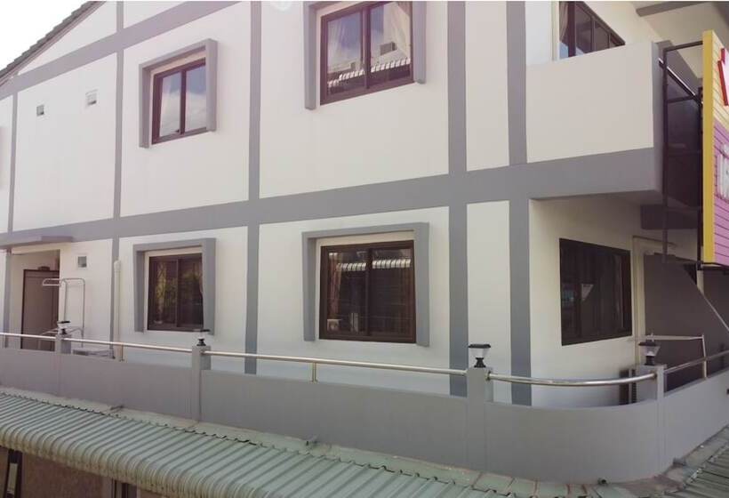 Отель Oyo 75377 Check In House