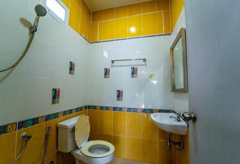 Отель Oyo 75377 Check In House