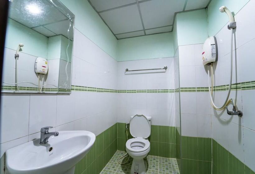 Отель Oyo 75377 Check In House