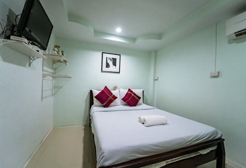 Отель Oyo 75377 Check In House