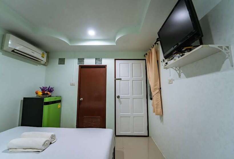 Отель Oyo 75377 Check In House