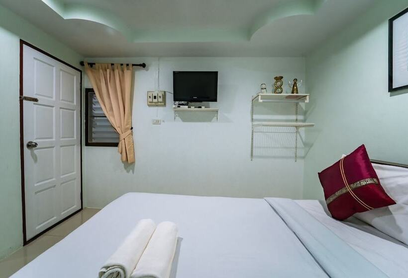 Отель Oyo 75377 Check In House