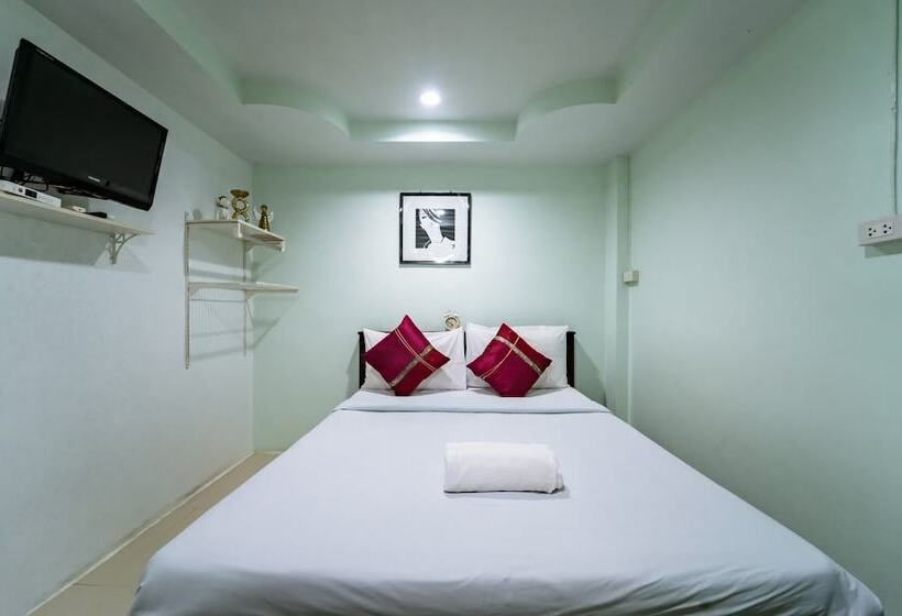 Отель Oyo 75377 Check In House