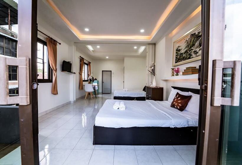 Отель Oyo 75377 Check In House