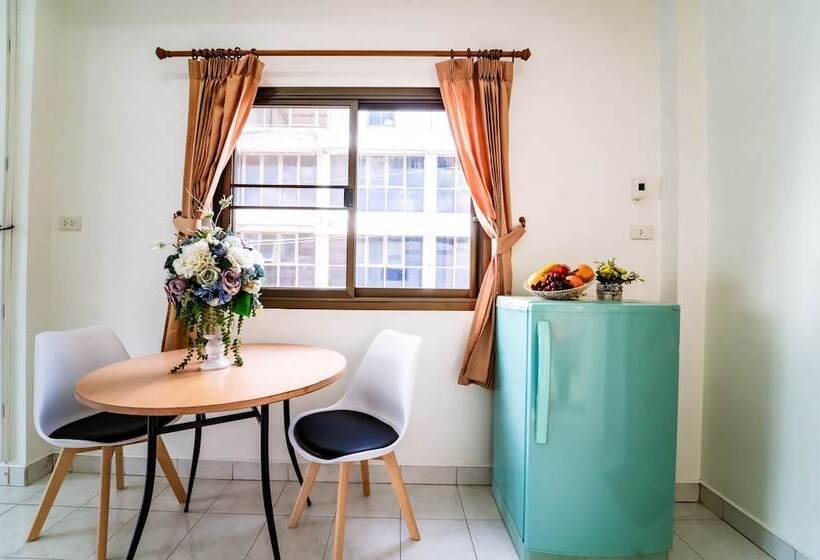 Отель Oyo 75377 Check In House