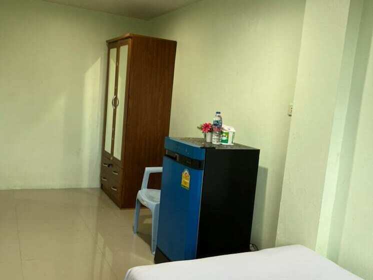 Отель Oyo 75377 Check In House