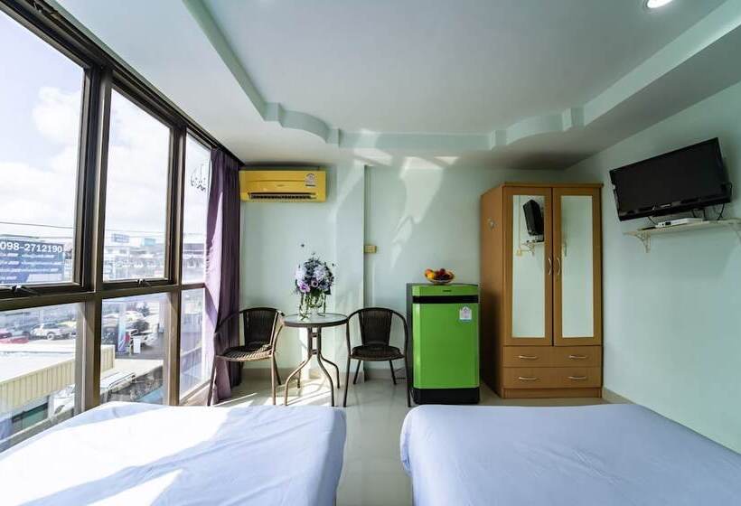 Отель Oyo 75377 Check In House