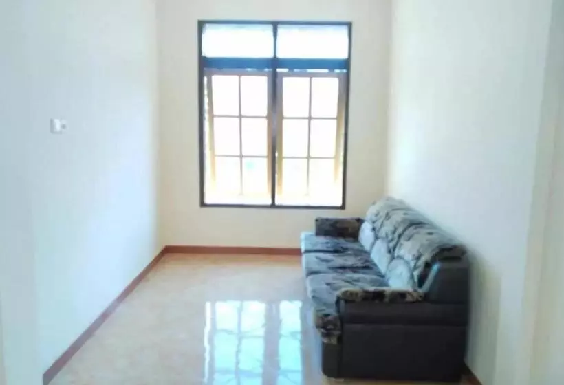 ホテル Spot On 90135 Thalia Residence