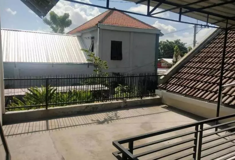 ホテル Spot On 90135 Thalia Residence