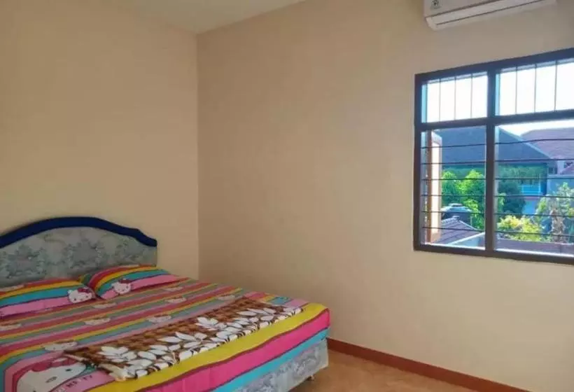 ホテル Spot On 90135 Thalia Residence