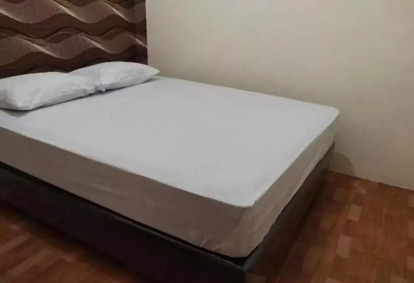 ホテル Spot On 90135 Thalia Residence