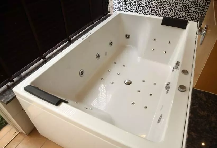 Lomakeskus The Pench International