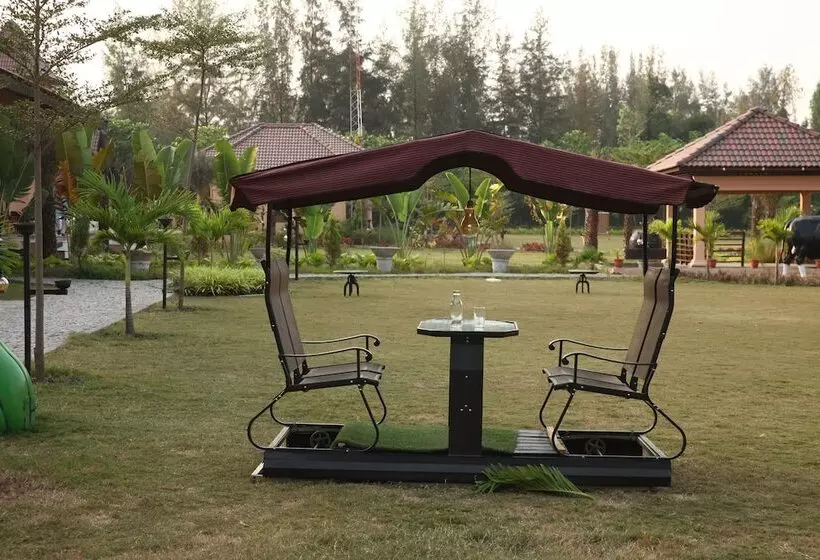 Lomakeskus The Pench International