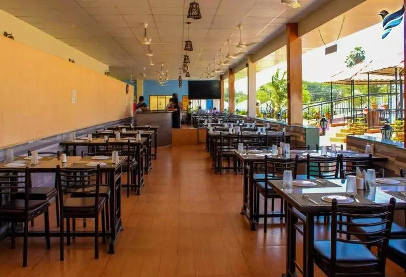 Hotelli Pinnk Lake Resort And Bar