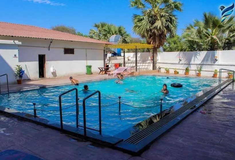 Hotelli Pinnk Lake Resort And Bar