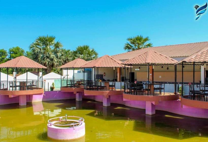 Отель Pinnk Lake Resort And Bar