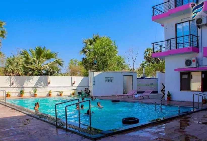 Hotelli Pinnk Lake Resort And Bar