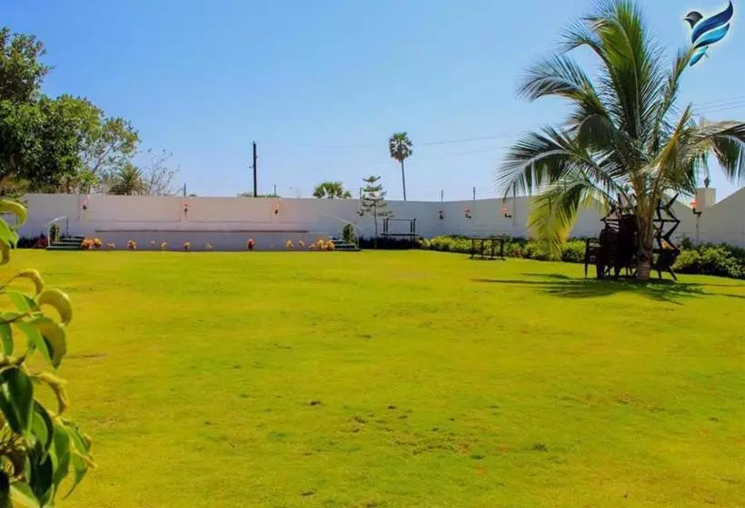 Hotelli Pinnk Lake Resort And Bar