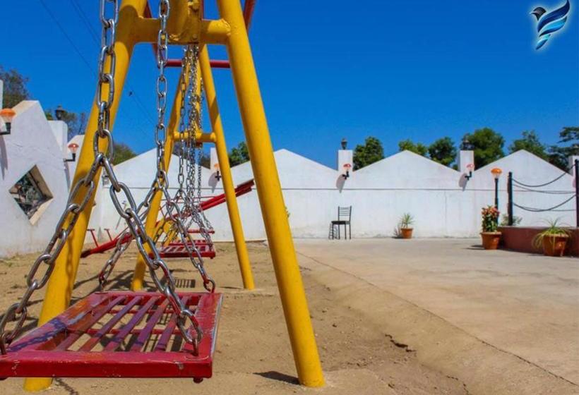 Отель Pinnk Lake Resort And Bar