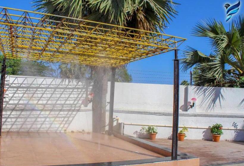 Отель Pinnk Lake Resort And Bar