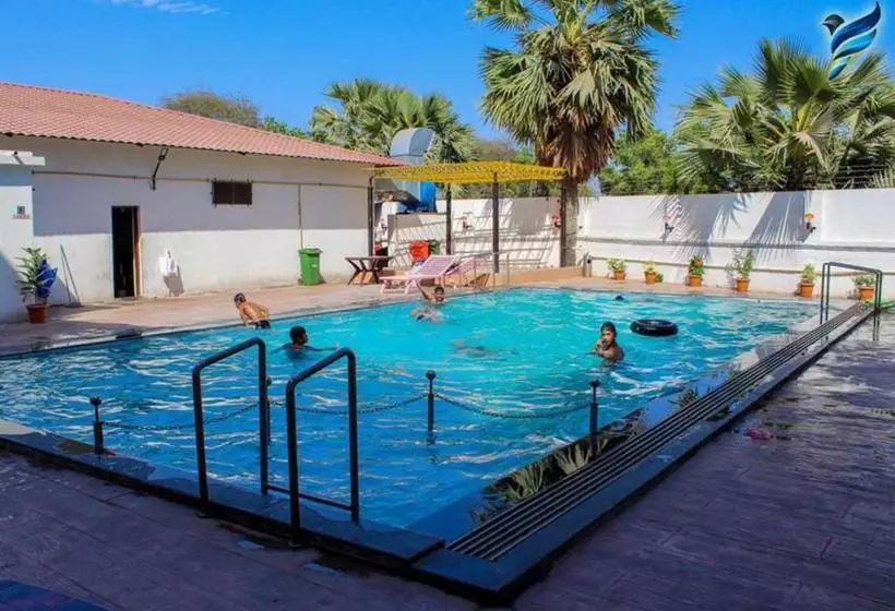 Hotelli Pinnk Lake Resort And Bar