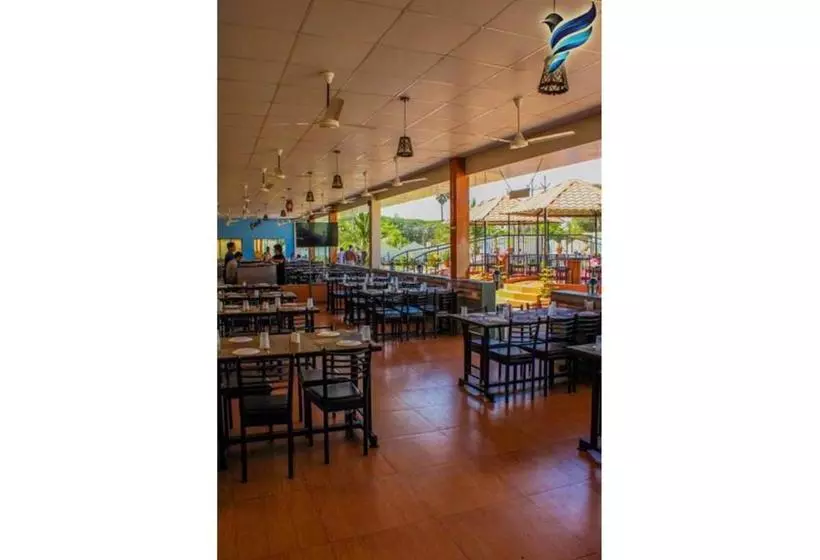Hotelli Pinnk Lake Resort And Bar