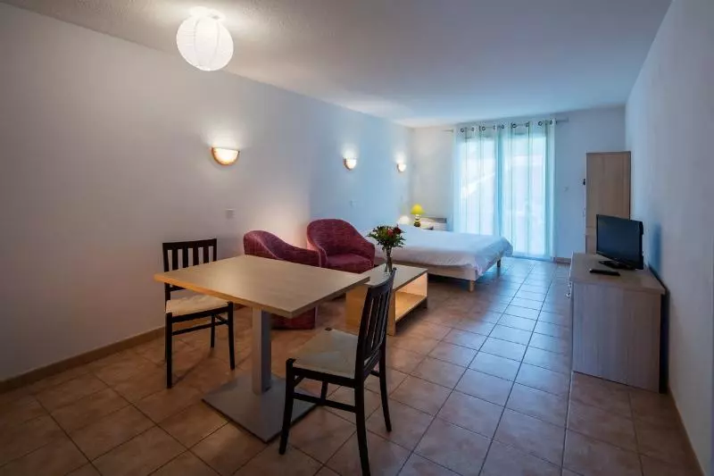 Отель Vacanceole  Le Domaine Du Golf D Albret