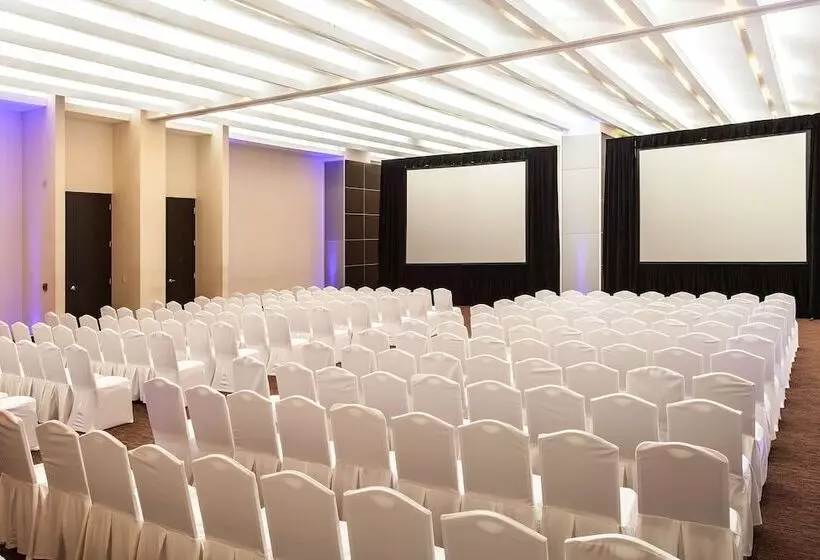 هتل NH Collection Monterrey San Pedro