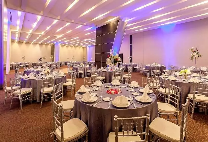 هتل NH Collection Monterrey San Pedro