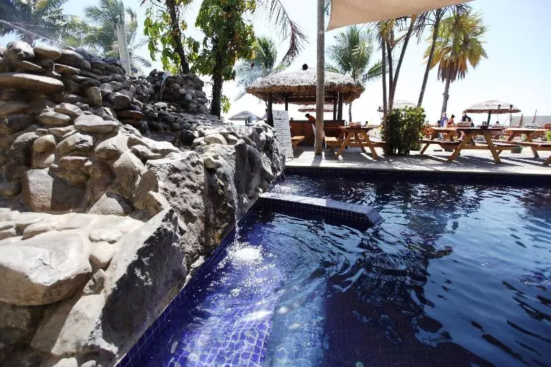 فندق Smugglers Cove Beach Resort &