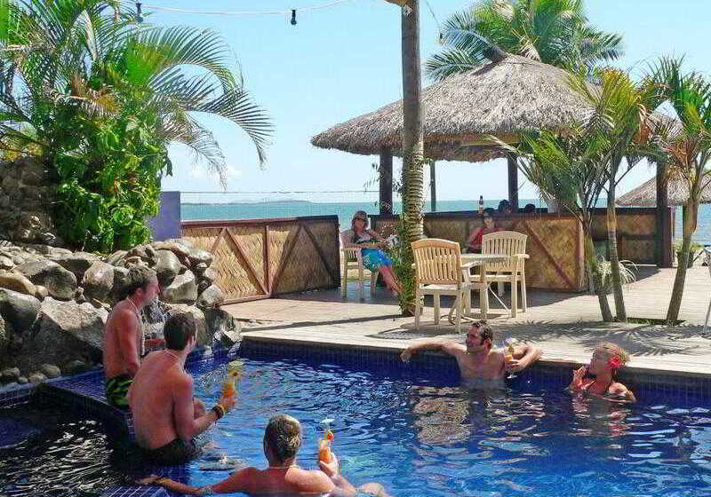 Szálloda Smugglers Cove Beach Resort &