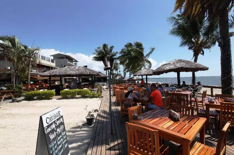 فندق Smugglers Cove Beach Resort &