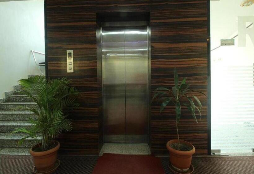 בית מלון כפרי Staymaker Regal Residency